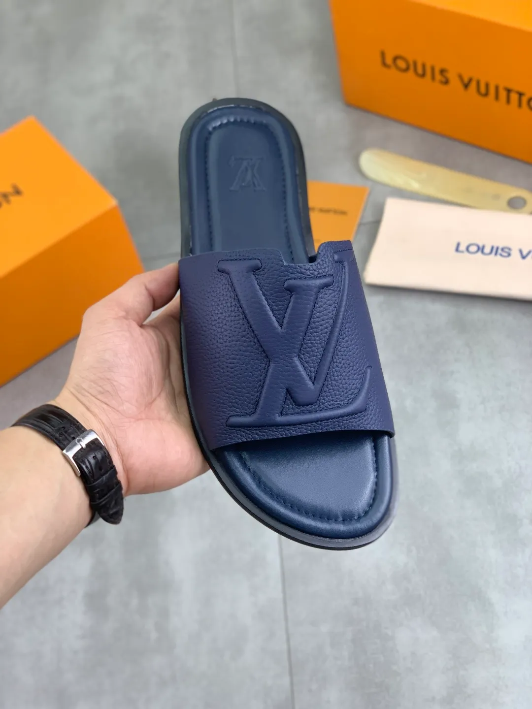 Men's shoes 💰P340 💰【New style】🆘 High quality 【LOUIS VUITTON】The popular Louis Vuitton LV men's slippers on the official website are on sale simultaneously! Original pebbled calfskin fabric imported from Italy. Original factory special supply. Size: 38-46. 4️⃣ colors available.